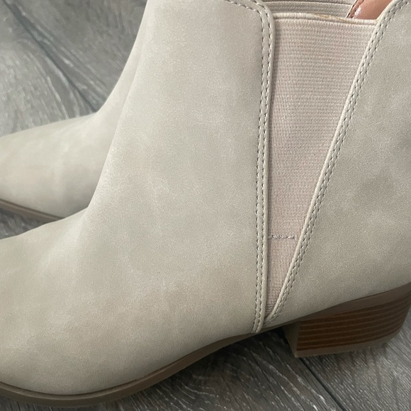 Women’s pointy toe booties - Picture 4 of 5